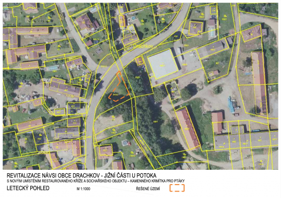 Revitalizace návsi obce Drachkov – jižní část u potoka s novým umístěním restaurovaného kříže a sochařského objektu – kamenného krmítka pro ptáky